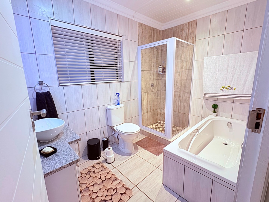 5 Bedroom Property for Sale in Reebok Western Cape